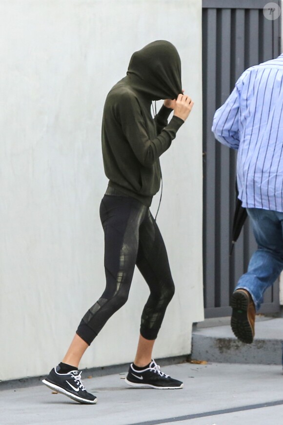 Taylor Swift se cache des photographes à la sortie de la salle de gym. Los Angeles, le 19 janvier 2016