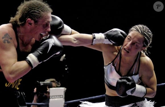 Myriam Lamare lors d'un combat face à Jane Couch, au Palais Omnisport de Bercy à Paris, le 5 décembre 2005