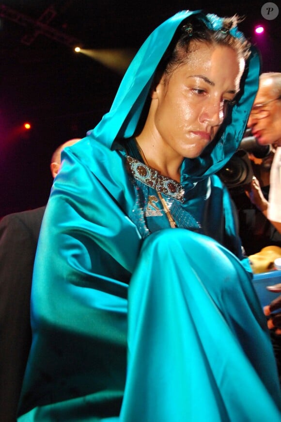Myriam Lamare avant son combat pour le championnat du monde WBA des super-léger, à Paris, le 5 décembre 2006