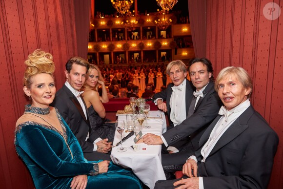 Helena Fürst, Florian Wess, Pamela Anderson, Anthony Delon, Arnold et Oskar Wess - Bal de l'Opéra de Vienne. Le 4 février 2016