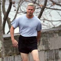 Brad Pitt à Paris : Cheveux gris et short ridicule, son sex-appeal au placard
