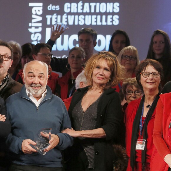 Gérard Jugnot reçoit un prix pour " La loi d'Alexandre" entouré de Clémentine Célarié et de Frédéric Diefenthal - Soirée de clôture du 18ème Festival des créations télévisuelles de Luchon le 6 février 2016. © Patrick Bernard/Bestimage