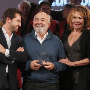 Gérard Jugnot reçoit un prix pour " La loi d'Alexandre" entouré de Clémentine Célarié et de Frédéric Diefenthal - Soirée de clôture du 18ème Festival des créations télévisuelles de Luchon le 6 février 2016. © Patrick Bernard/Bestimage