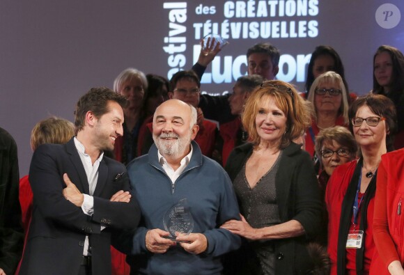 Gérard Jugnot reçoit un prix pour " La loi d'Alexandre" entouré de Clémentine Célarié et de Frédéric Diefenthal - Soirée de clôture du 18ème Festival des créations télévisuelles de Luchon le 6 février 2016. © Patrick Bernard/Bestimage