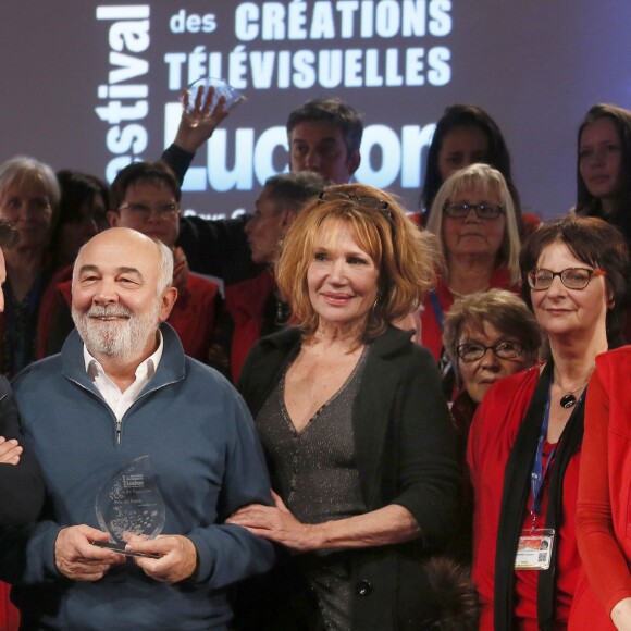 Gérard Jugnot reçoit un prix pour " La loi d'Alexandre" entouré de Clémentine Célarié et de Frédéric Diefenthal - Soirée de clôture du 18ème Festival des créations télévisuelles de Luchon le 6 février 2016. © Patrick Bernard/Bestimage