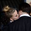 Moment de tendresse entre Johnny Depp et sa femme Amber Heard - Première de "The Danish Girl" au théatre Westwood village à Westwood le 21 novembre 2015.