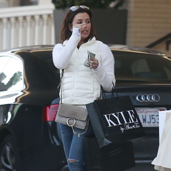 Exclusif - L'actrice Eva Longoria et son fiancé Jose Antonio Baston sont allés faire du shopping chez Barneys New York. Le 31 janvier 2016