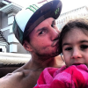 Dave Mirra, la légende du BMX, avec sa fille. Il est décédé le 4 février 2016 à 41 ans.
