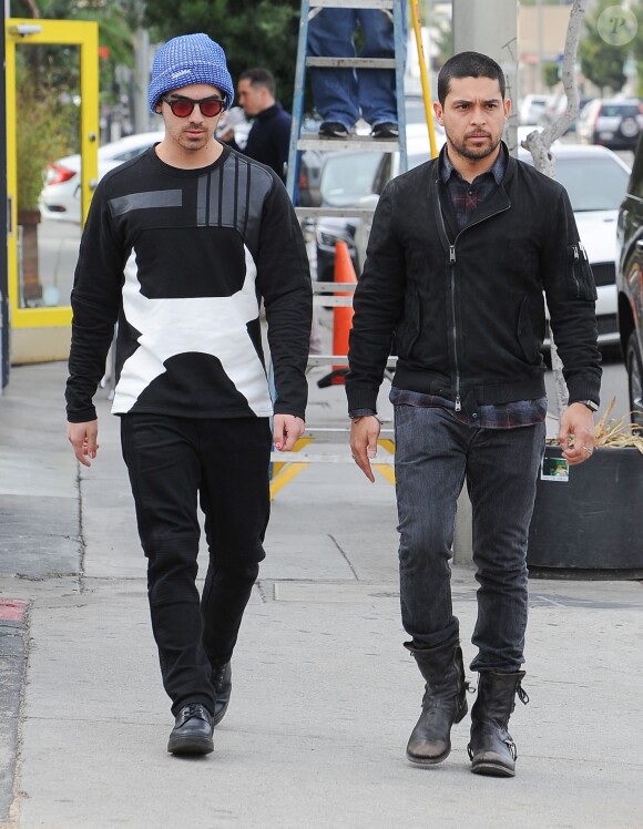 Wilmer Valderrama et Joe Jonas - Wilmer Valderrama retrouve les Jonas Brothers (Nick et Joe Jonas) à Los Angeles le 11 janvier 2016