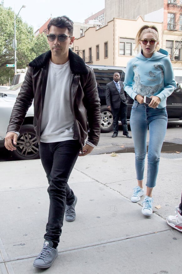 Joe Jonas et sa compagne Gigi Hadid - Bella Hadid est avec sa soeur Gigi Hadid et son compagnon Joe Jonas à l'occasion de son anniversaire à New York, le 9 octobre 2015.