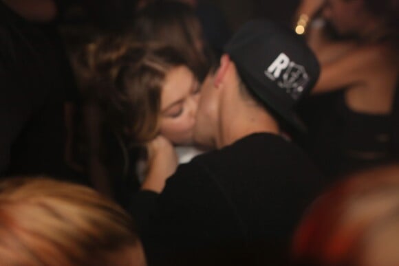 Exclusif - Prix Spécial - Gigi Hadid et son compagnon Joe Jonas s'embrassent - People à la boîte de nuit l'Arc pendant la Fashion Week à Paris, le 3 octobre 2015.