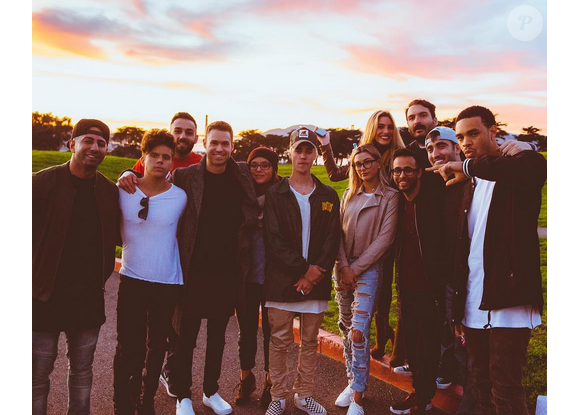 Justin Bieber aux côtés de sa chérie Hailey Baldwin et ses nombreux copains. Photo publiée sur Instagram, le 7 février 2016.