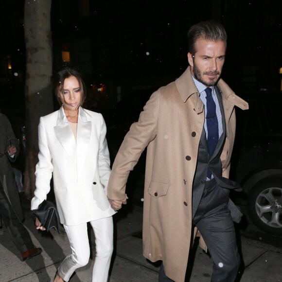 Victoria et David Beckham, main dans la main à New York, sortent pour dîner. Le 8 février 2016.