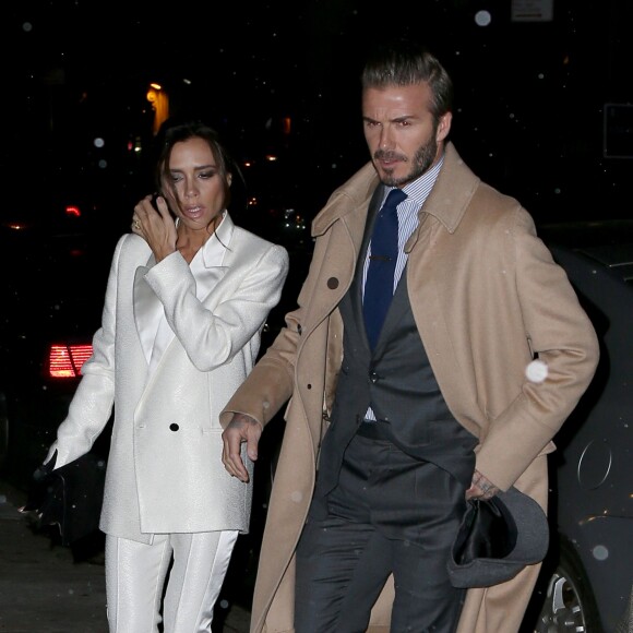 Victoria et David Beckham, main dans la main à New York, sortent pour dîner. Le 8 février 2016.