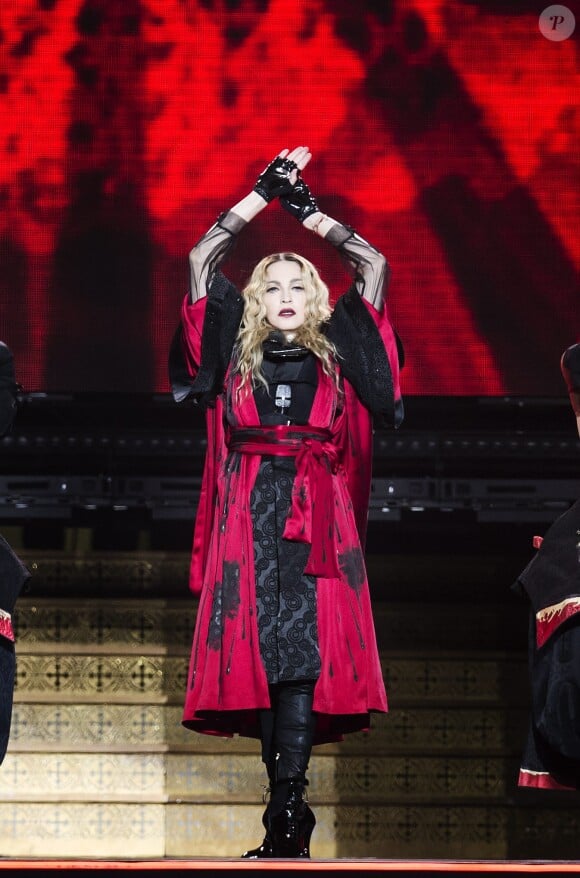 Attentats de Paris: Madonna chante La vie en rose en larmes lors de son concert à Tele2 Arena à Stockholm, le 14 novembre 2015
