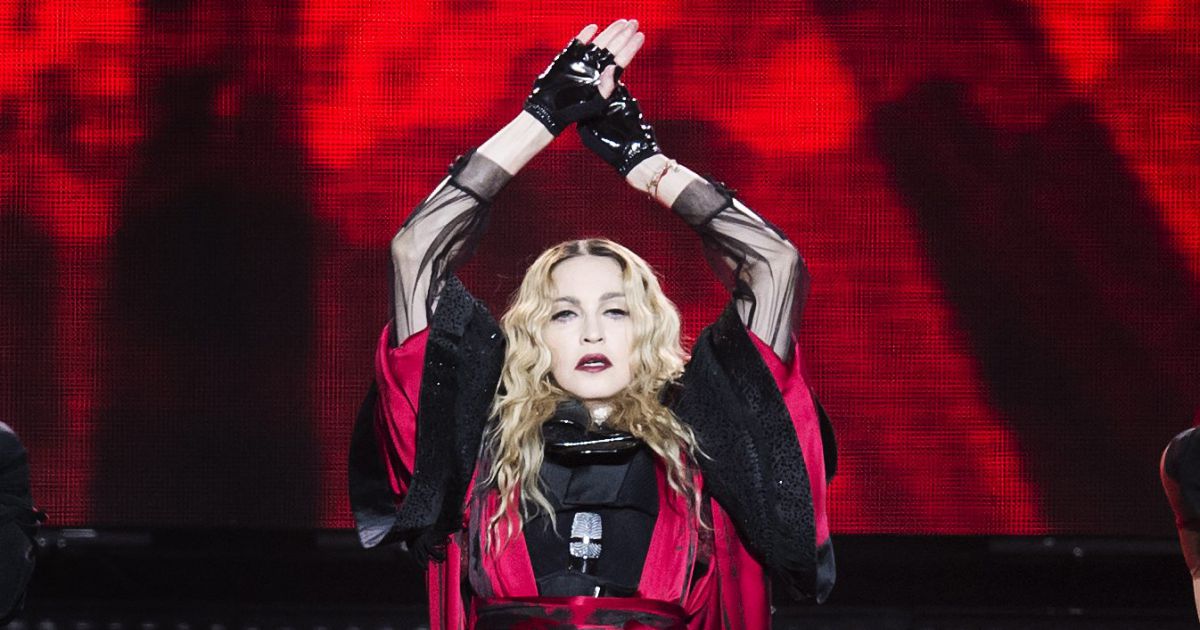 Attentats de Paris: Madonna chante La vie en rose en larmes lors de son