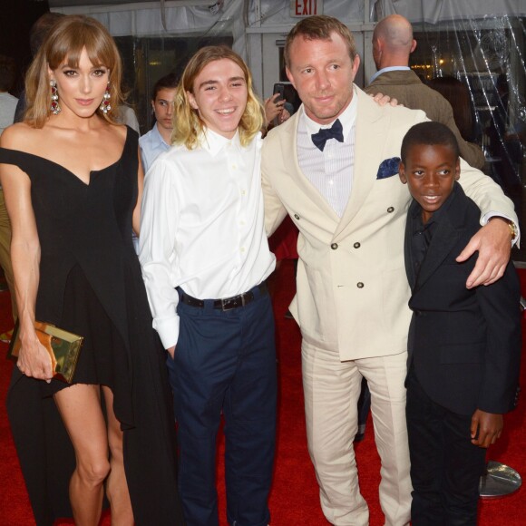 Guy Ritchie, ses enfants Rocco et David Banda (dont la mère est Madonna), et sa femme Jacqui Ainsley - Avant-première du film "The Man From U.N.C.L.E." au Ziegfeld Theatre à New York, le 10 août 2015.