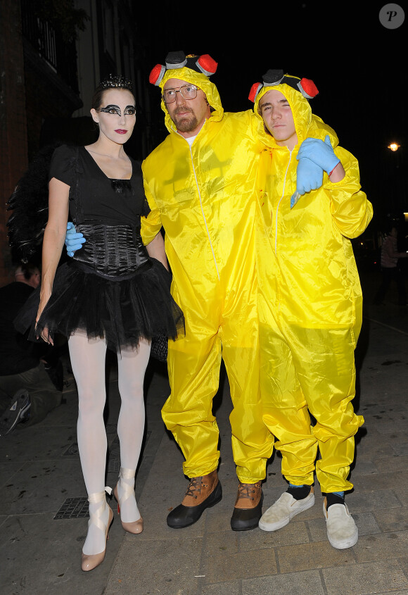 Guy Ritchie, Jacqui Ainsley et Rocco Ritchie en costumes d'Halloween à la sortie de la soirée Unicef à Londres, le 30 octobre 2014