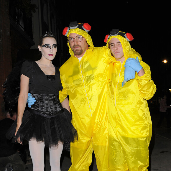 Guy Ritchie, Jacqui Ainsley et Rocco Ritchie en costumes d'Halloween à la sortie de la soirée Unicef à Londres, le 30 octobre 2014