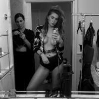 Ireland Baldwin torride en culotte et seins nus : Un selfie très sexy !