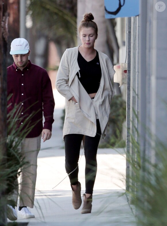 Exclusif - Ireland Baldwin se promène avec un ami dans les rues de Los Angeles. Le 31 octobre 2015 © CPA / Bestimage