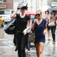 Ireland Baldwin et sa cousine Hailey Baldwin sous la pluie à New York, le 30 juillet 2015.