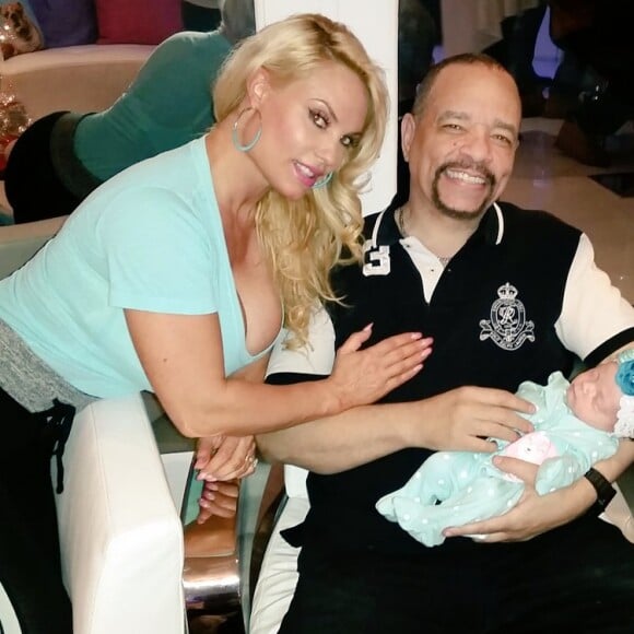 Chanel Nicole et ses parents, le rappeur Ice-T et sa femme Coco Austin. Photo publiée sur Twitter, le 1er janvier 2016.