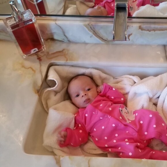 Coco Austin a posé sa fille Chanel Nicole dans l'évier le temps de se maquiller. Photo publiée sur Twitter, le 11 janvier 2016.