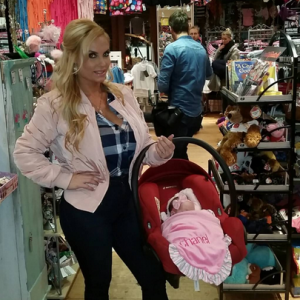 Coco Austin et sa fille Chanel Nicole font les boutiques. Photo publiée sur Instagram au mois de janvier 2016.