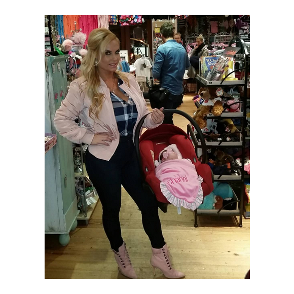 Coco Austin et sa fille Chanel Nicole font les boutiques. Photo publiée sur Instagram au mois de janvier 2016.