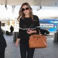 Elizabeth Hurley arrive à l'aéroport de LAX à Los Angeles pour prendre l’avion, le 5 octobre 2015