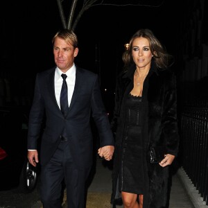 Elizabeth Hurley se promene avec son compagnon Shane Warne a Londres le 12 mars 2013.