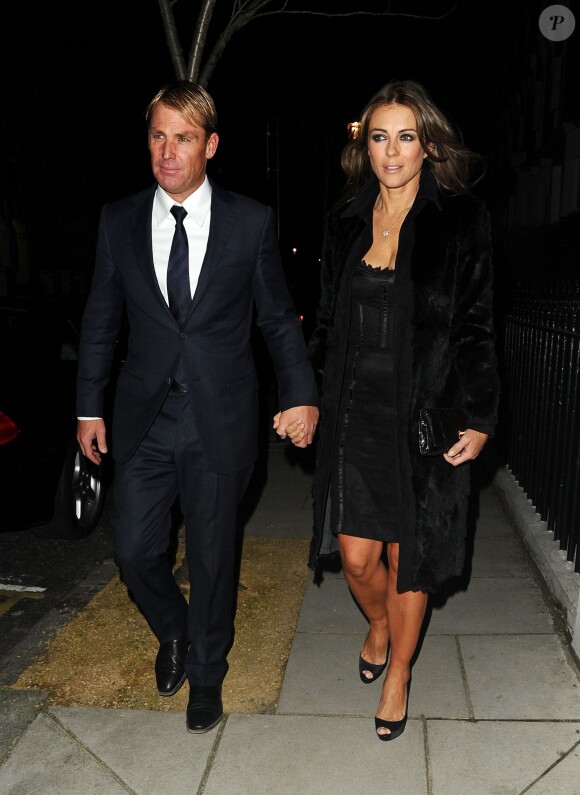 Elizabeth Hurley se promene avec son compagnon Shane Warne a Londres le 12 mars 2013.