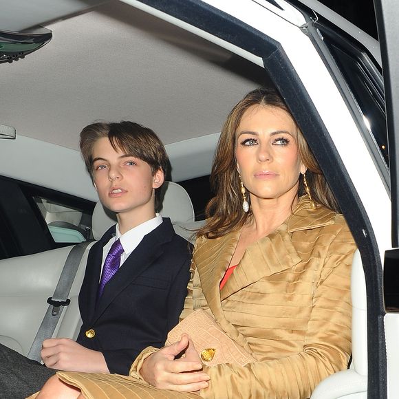 Elizabeth Hurley (Liz Hurley) et son fils Damian - Elizabeth Hurley (Liz Hurley) quitte la première de la série "The Royals" avec son fils Damian à Londres le 24 mars 2015