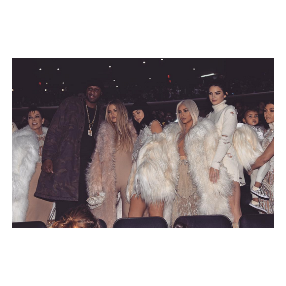 Kris Jenner, Lamar Odom, Khloé Kardashian, Kylie Jenner, Kim Kardashian, Kendall Jenner, la petite North West dans les bras de Kourtney Kardashian lors du défilé de mode Yeezus du rappeur et créateur Kanye West. Photo publiée sur Instagram, le 11 février 2016.