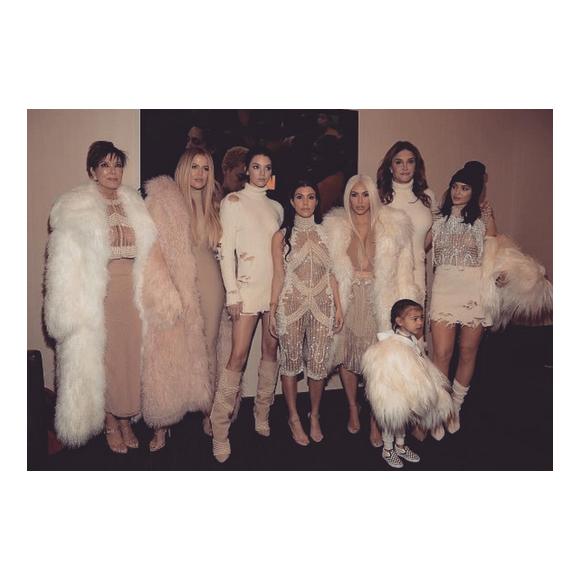 Kris Jenner, Khloé Kardashian, Kendall Jenner, Kourtney Kardashian, Kim Kardashian, Caitlyn Jenner et Kylie Jenner ainsi que la petite North West lors du défilé de mode Yeezus du rappeur et créateur Kanye West. Photo publiée sur Instagram, le 11 février 2016.