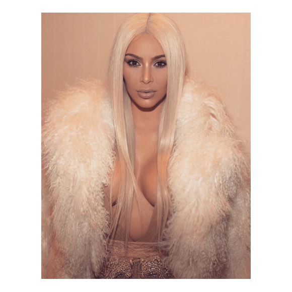 Kim Kardashian toute blonde lors du défilé de mode Yeezus du rappeur et créateur Kanye West. Photo publiée sur Instagram, le 11 février 2016.