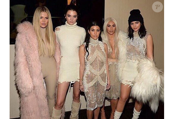 Khloé Kardashian, Kendall Jenner, Kourtney Kardashian, Kim Kardashian et Kylie Jenner lors du défilé de Kanye West. Photo publiée sur Instagram, le 11 février 2016.