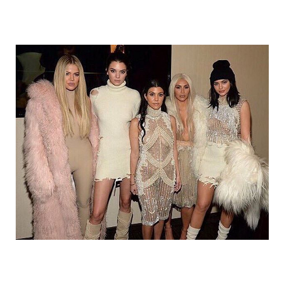 Khloé Kardashian, Kendall Jenner, Kourtney Kardashian, Kim Kardashian et Kylie Jenner lors du défilé de Kanye West. Photo publiée sur Instagram, le 11 février 2016.