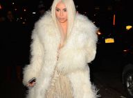Kim Kardashian blonde platine et très décolletée pour le défilé de Kanye West !