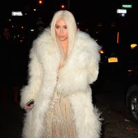 Kim Kardashian blonde platine et très décolletée pour le défilé de Kanye West !