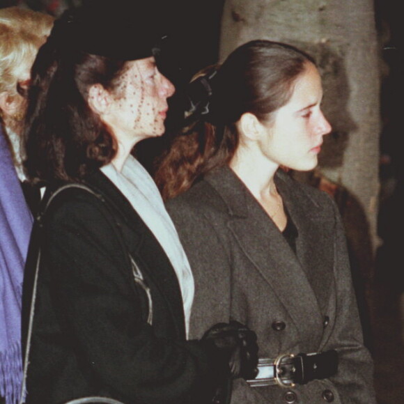 Anne et Mazarine Pingeot avec Roger Hanin lors des obsèques de François Mitterrand en janvier 1996