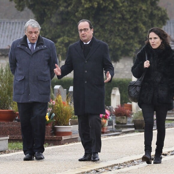 François Hollande et les enfants de François Mitterrand, Gilbert Mitterrand et Mazarine Pingeot - 20ème anniversaire de la mort de François Mitterrand au cimetière de Jarnac, le 8 janvier 2016. ©Patrick Bernard/Bestimage