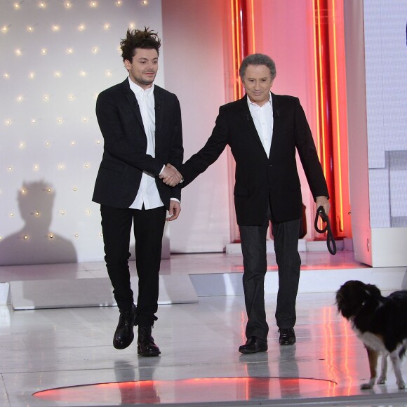 Kev Adams et Michel Drucker avec sa chienne Isia - Enregistrement de l'émission "Vivement Dimanche" à Paris le 3 Fevrier 2016 et qui sera diffusée le 7 Fevrier 2016. Invité principal Kev Adams. © Coadic Guirec/Bestimage