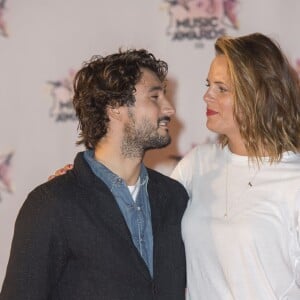 Laure Manaudou et son compagnon Jérémy Frérot aux NRJ Music Awards 2015 au Palais des Festivals à Cannes, le 7 novembre 2015