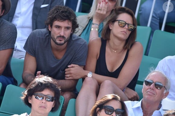 Laure Manaudou et son compagnon Jérémy Frérot dans les tribunes de ROland-Garros à Paris, le 7 juin 2015