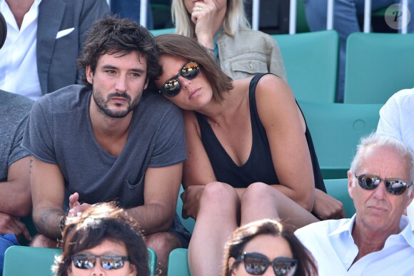Laure Manaudou et son compagnon Jérémy Frérot dans les tribunes de ROland-Garros à Paris, le 7 juin 2015