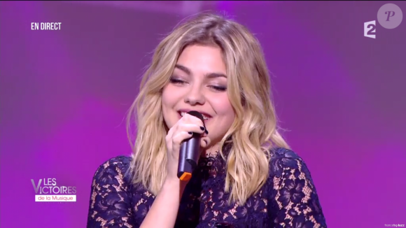 Louane reçoit la Victoire de l'album révélation de l'année - Victoires de la musique au Zénith de Paris, le 12 février 2016.