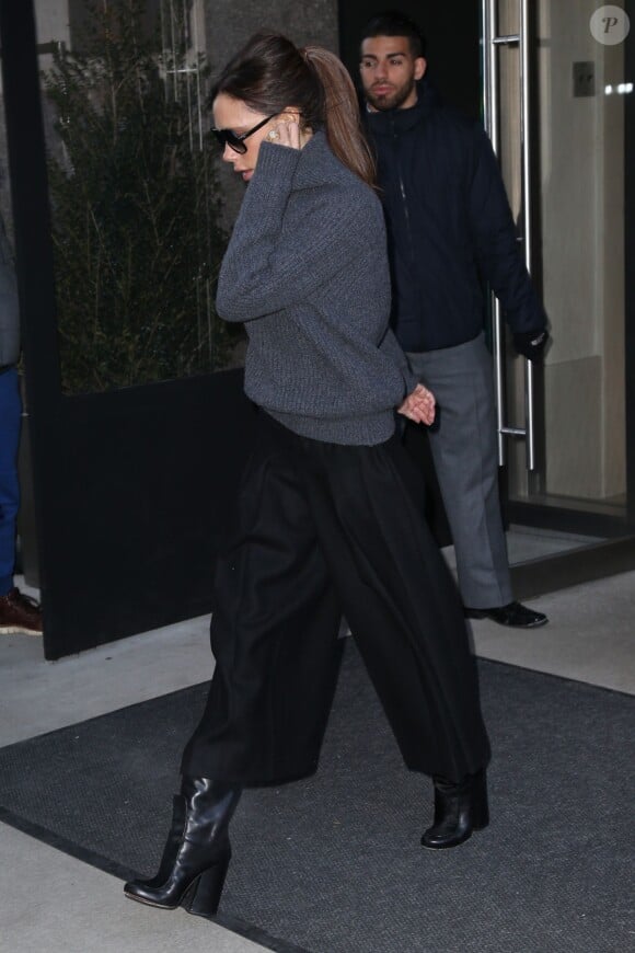 Victoria Beckham sort de son hôtel pour se rendre dans ses ateliers avant les défilés de mode à New York le 12 février 2016.