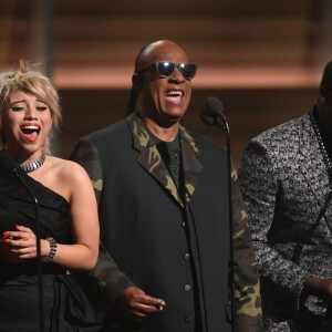 Stevie Wonder entouré du groupe Pentatonix au moment de révéler le nom du vainqueur de la meilleure chanson de l'année, aux Grammy Awards, le 15 février 2016 au Staples Center de Los Angeles